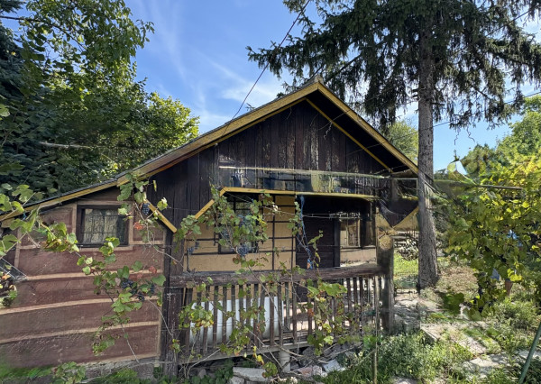 Reality KOMPLEX s.r.o. Vám výhradne ponúka na predaj rekreačnú chatku a celoročný mobilný dom v záhradkárskej oblasti MAJÁK v meste Komárno, pozemok je zapísané na liste vlastníctva.