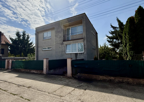 Reality KOMPLEX s.r.o. Vám EXKLUZÍVNE ponúka na predaj poschodový rodinný dom v obci Tešedíkovo!