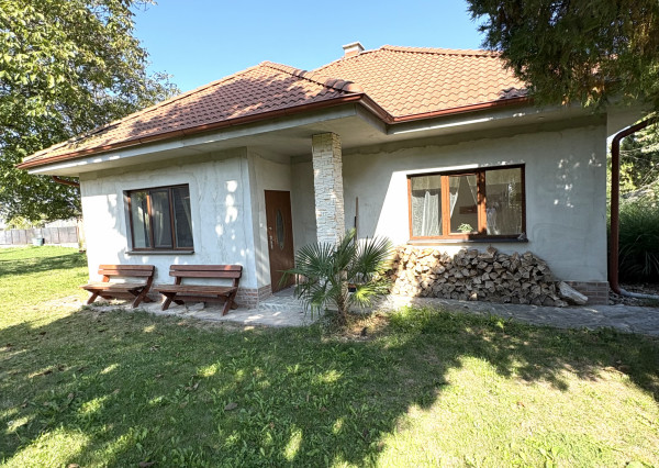 Reality KOMPLEX s.r.o. ponúka na PRENÁJOM 2 izbový zariadený pekný rodinný dom so záhradou  v obci Trávnik !!!