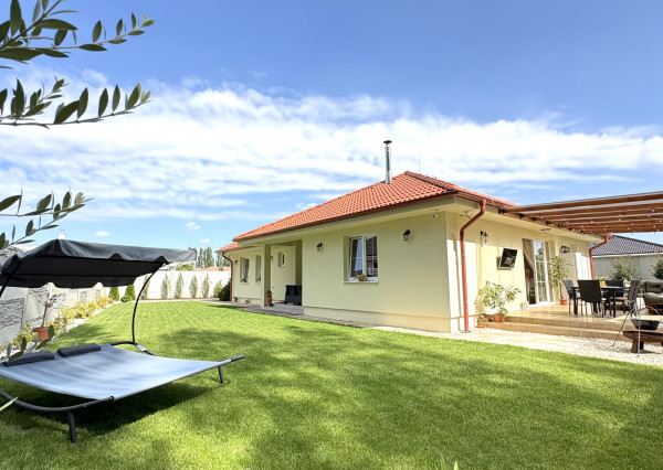 Reality KOMPLEX s.r.o., ponúka na PREDAJ luxusný nadštandardný rodinný dom s relaxačnou záhradou v tichej a obľúbenej lokalite FLORIDA VILLA PARK v meste Dunajská Streda !!!