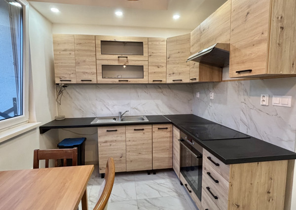 Iba u nás Vám Reality KOMPLEX s.r.o., ponúka na prenájom úplne rekonštruovaný 2 izbový byt v tichej lokalite Mesta Komárno.