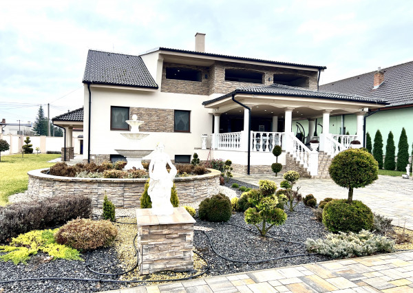 Reality KOMPLEX s.r.o. Vám ponúka na PREDAJ luxusnú vilu v obci Číčov