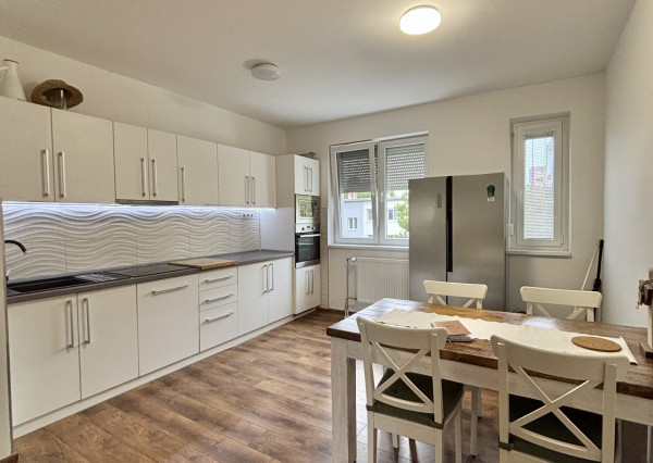 Reality KOMPLEX s.r.o., Vám ponúka na prenájom úplne rekonštruovaný, moderný veľkoplošný 3 izbový svojpomocný byt v tichej lokalite Mesta Komárno.