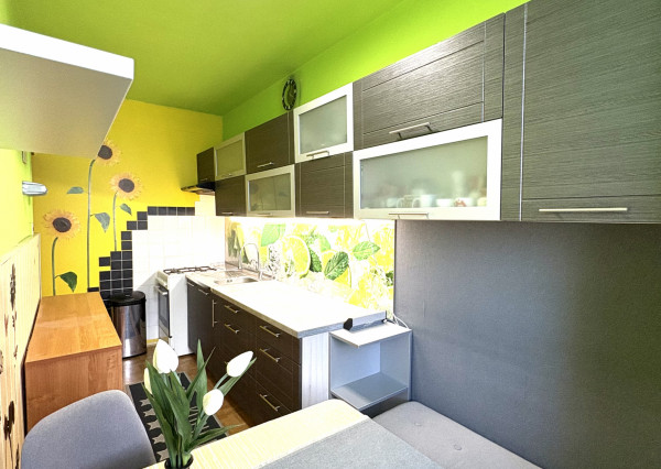 EXKLUZÍVNE U NÁS!!! MIMORIADNA INVESTIČNÁ PRÍLEŽITOSŤ!!!Reality KOMPLEX s.r.o. Vám ponúka na PREDAJ slnečný 3izbový byt s loggiou vo vyhľadávanej lokalite  Komárne za super cenu!!!