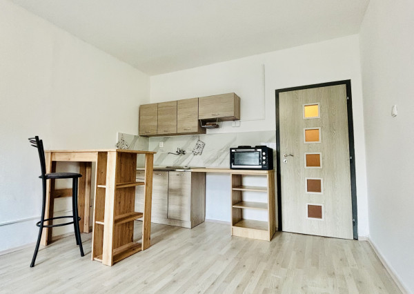 Reality KOMPLEX s.r.o., Vám ponúka na prenájom útulnú, rekonštruovanú garsónku  v obľúbenej lokalite Mesta Komárno