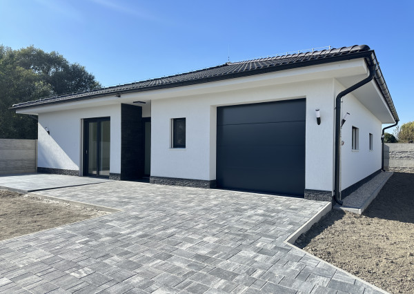 Reality KOMPLEX vám ponúka na predaj modernú novostavbu 3-izbového rodinného domu v Kolárove