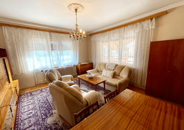 Reality KOMPLEX s.r.o. Vám ponúka priestranný rodinný dom s väčším pozemkom v obci Ňárad