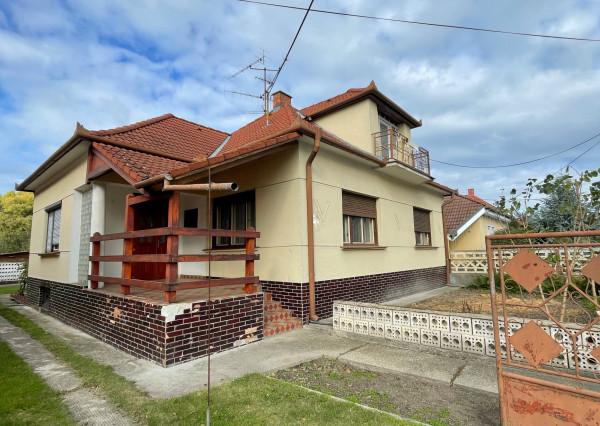 Reality KOMPLEX s.r.o. Vám ponúka priestranný rodinný dom s väčším pozemkom v obci Ňárad