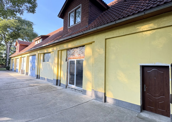 IBA U NÁS !!! Reality KOMPLEX s.r.o. vám ponúka na predaj priestranný viacúčelový priestor v Komárne na pozemku s celkovou výmerou 805 m2 za super cenu !!!