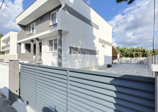 IBA U NÁS !!! Reality KOMPLEX s.r.o., ponúka na PREDAJ luxusný nadštandardný rodinný dom v tichej časti KOLÁROVA !!!