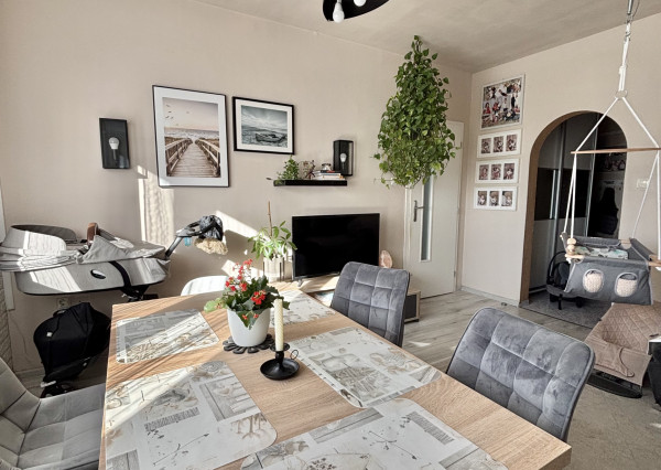 Reality KOMPLEX s.r.o., Vám ponúka na PREDAJ krásny, rekonštruovaný,  jedinečný byt v obľúbenej  lokalite Mesta Komárno!