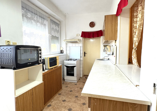 Reality KOMPLEX s.r.o.,Vám ponúka na predaj priestranný dom s garážou a vedľajšími budovami v obci Trávnik, okres Komárno za super cenu !!!