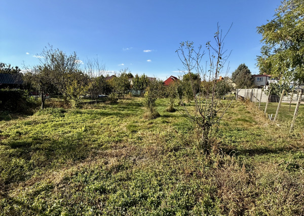 Reality KOMPLEX s.r.o. Vám ponúka na predaj rovinatý pozemok so starším rodinným domom