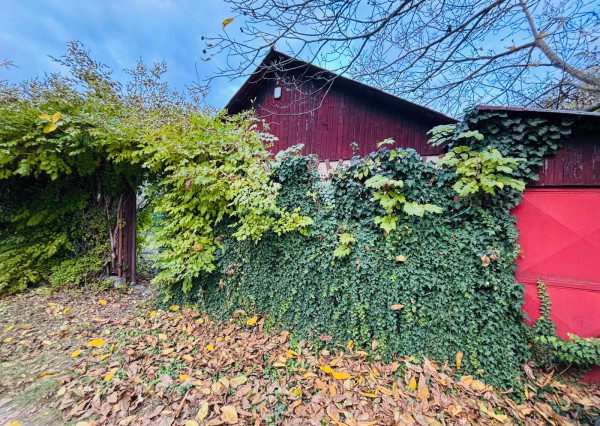 Reality KOMPLEX s.r.o Vám  EXKLUZÍVNE ponúka na predaj malý domček s pozemkom v Novej Stráži