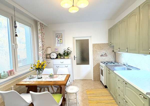 Reality KOMPLEX s.r.o. Vám ponúka na PREDAJ tento nádherný, kompletne zrekonštruovaný, 4-izbový byt v centre Komárna s balkónom !!!