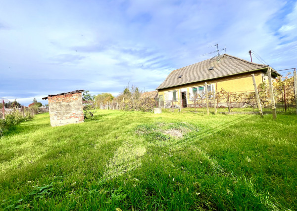 Reality KOMPLEX s.r.o. Vám ponúka na PREDAJ pozemok so starším rodinným domom v obci Orechová Potôň
