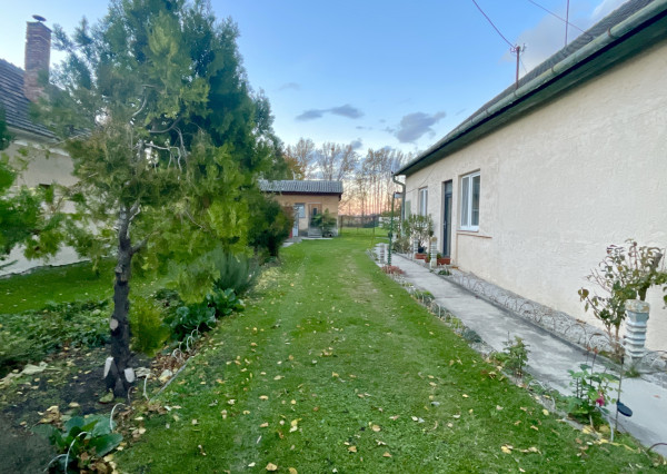 Investičný pozemok s obývateľným domom vo Vrakúni