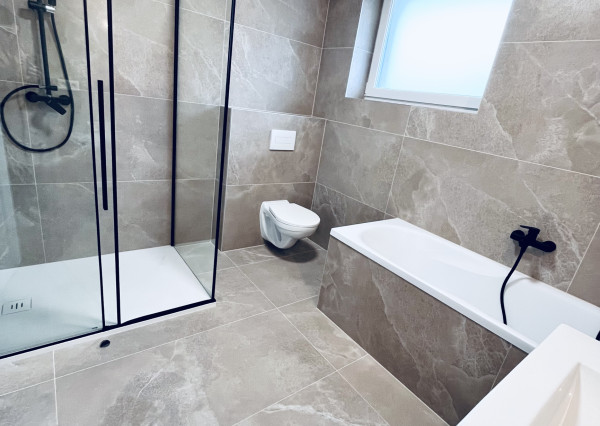 Reality KOMPLEX s.r.o., Vám ponúka na predaj moderný 4-izbový bungalov v Topoľníkoch