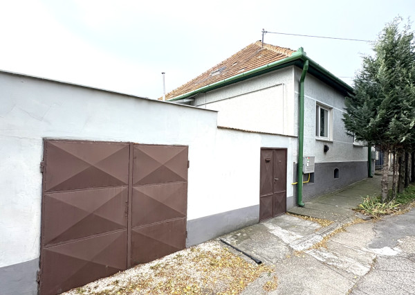 IBA U NÁS !!! Reality KOMPLEX s.r.o. ponúka EXKLUZÍVNE na predaj rodinný dom s hosťovskou budovou a garážou v tichej a obľúbenej lokalite Komárna !!!