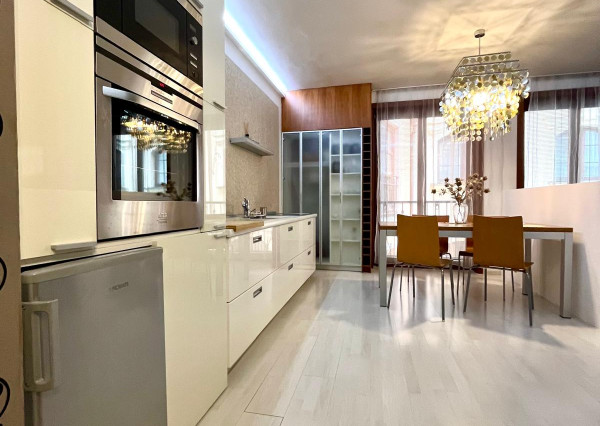 Reality KOMPLEX s.r.o., Vám EXKLUZÍVNE ponúka NA PRENÁJOM moderný 2 izbový byt v absolútnom centre mesta Komárna na Nádvorí Európy!