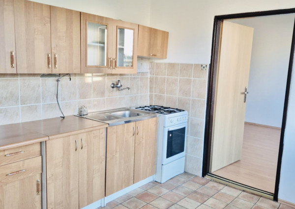 Reality KOMPLEX s.r.o., Vám ponúka na PREDAJ 1 izbový byt na Eotvosovej ulici v Meste Komárno.