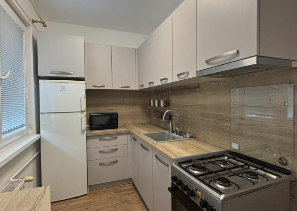 Reality KOMPLEX s.r.o. ponúka na PRENÁJOM pekný 2 izbový byt v Komárne