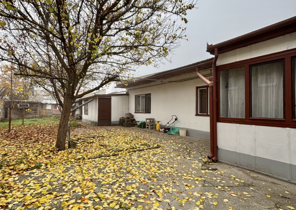 Reality KOMPLEX s.r.o.,Vám  ponúka starší  4 izbový rodinný dom  v pokojnej časti Mesta Komárno !