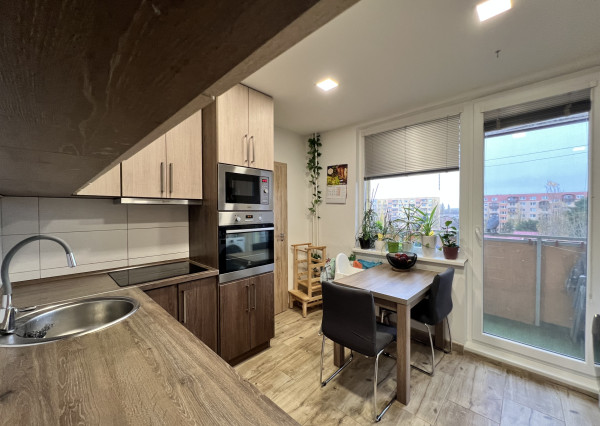 Reality KOMPLEX s.r.o. ponúka na PREDAJ krásny 2-izbový byt po kompletnej rekonštrukcii