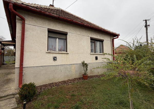 Reality KOMPLEX s.r.o. Vám EXKLUZÍVNE ponúka na predaj priestranný 4-izbový rodinný dom v meste Hurbanovo.