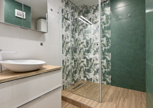 Reality KOMPLEX s.r.o. Vám ponúka na prenájom krásny, moderne zrekonštruovaný 2-izbový byt!