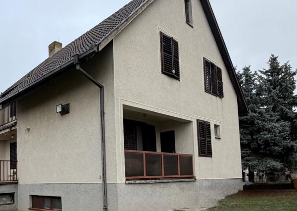 Reality KOMPLEX s.r.o. vám ponúka na predaj priestranný tehlový rodinný dom nachádzajúci sa v obci Zemianska Olča.