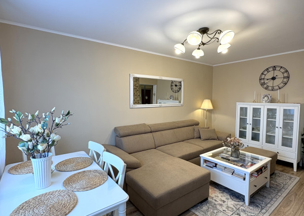 Reality KOMPLEX s.r.o., Vám ponúka kompletne zrekonštruovaný 3-izbový byt s loggiou na prenájom v dobrej lokalite v Komárne !!!