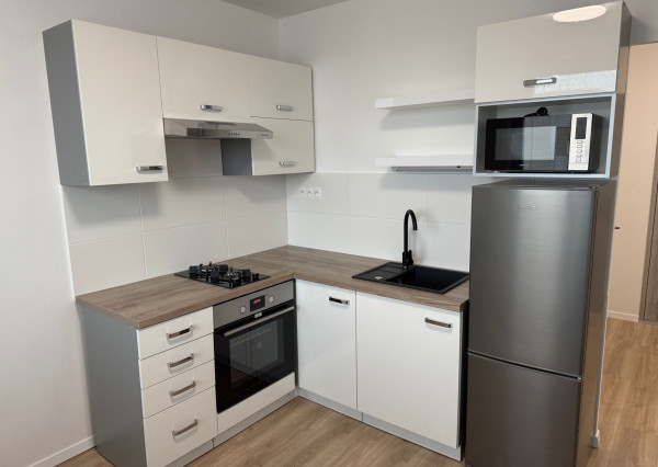 Krásny, zrekonštruovaný a moderne zariadený 1-izbový byt s balkónom do NÁJMU veľmi blízko centra Komárna!!