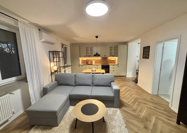 Iba u nás Vám Reality KOMPLEX s.r.o., ponúka na prenájom exkluzívny, nadštandardne zariadený trojizbový byt v atraktívnej lokalite, 250 m od centra mesta Komárno.