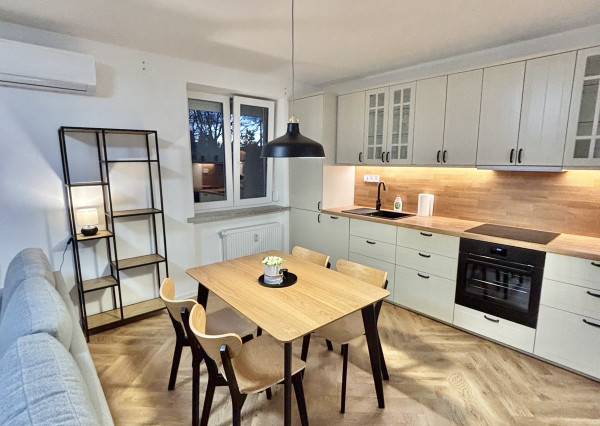 Iba u nás Vám Reality KOMPLEX s.r.o., ponúka na prenájom exkluzívny, nadštandardne zariadený trojizbový byt v atraktívnej lokalite, 250 m od centra mesta Komárno.