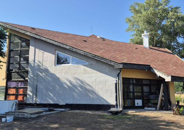 Reality KOMPLEX s.r.o.,Vám  ponúka na predaj nehnuteľnosť s veľkým komerčným potenciálom v obci Chotín, 8 km od okresného mesta Komárno.