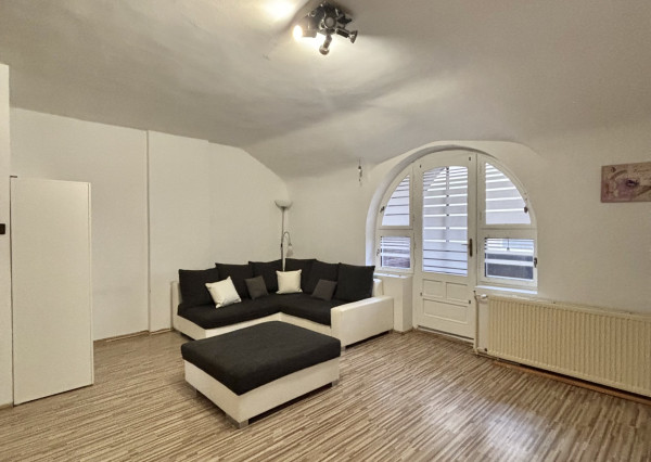 Reality komplex s.r.o., Vám  ponúka na prenájom útulný 1 izbový byt s lodžiou neďaleko od centra mesta Komárno !