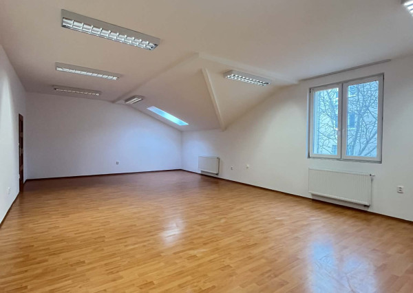 Reality KOMPLEX s.r.o. Vám ponúka do prenájmu  kancelárske priestory v centre Komárna!