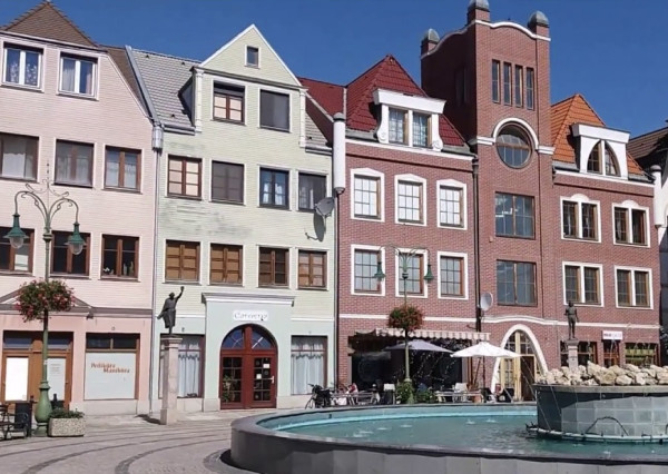 Reality KOMPLEX s.r.o., Vám ponúka na PREDAJ  priestranný OBCHOD na Nádvorí Európy v  Meste Komárno !