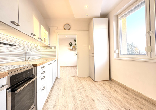 Reality KOMPLEX s.r.o. Vám ponúka na PREDAJ tento nádherný, kompletne zrekonštruovaný, priestranný 3,5 izbový byt s loggiou veľmi blízko centra Komárna!!!