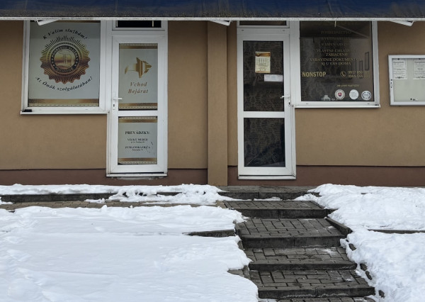 Reality KOMPLEX s.r.o., Vám ponúka na PREDAJ  3 izbový byt s troma vstupmi - ideálny na bývanie aj podnikanie v  Meste Komárno !