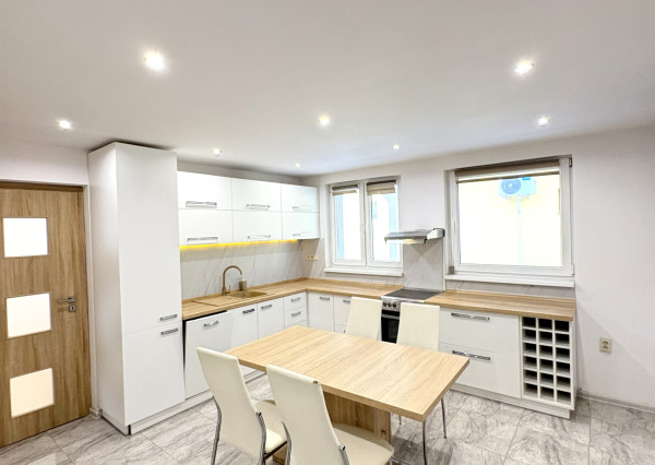 Reality KOMPLEX s.r.o., ponúka na PREDAJ 4 izbový zrekonštruovaný rodinný dom s bazénom v tichej časti KOLÁROVA !!!