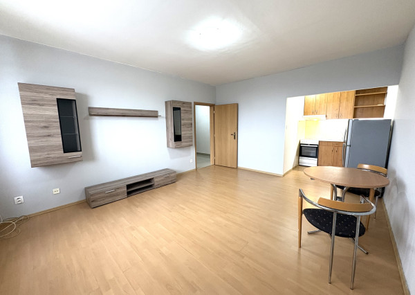 Iba u nás!!! Reality KOMPLEX s.r.o., Vám ponúka od spoľahlivého majiteľa na prenájom, slnečný prerobený 2 izbový byt v dobrej lokalite v Komárne!!!