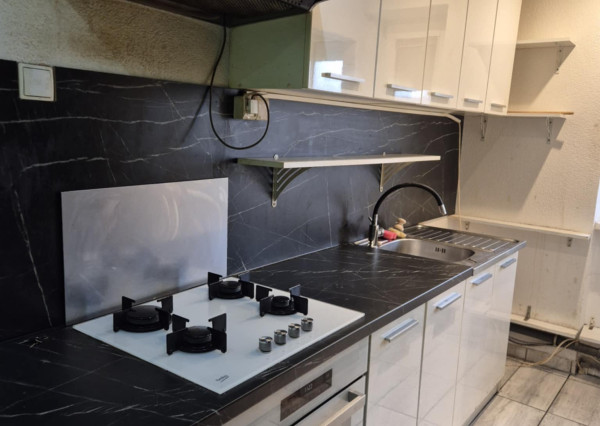 Reality KOMPLEX s.r.o., Vám ponúka na PREDAJ slnečný  3 izbový byt na vyvýšenom prízemí v tehlovom bytovom dome  v obľúbenej  lokalite Mesta Komárno!