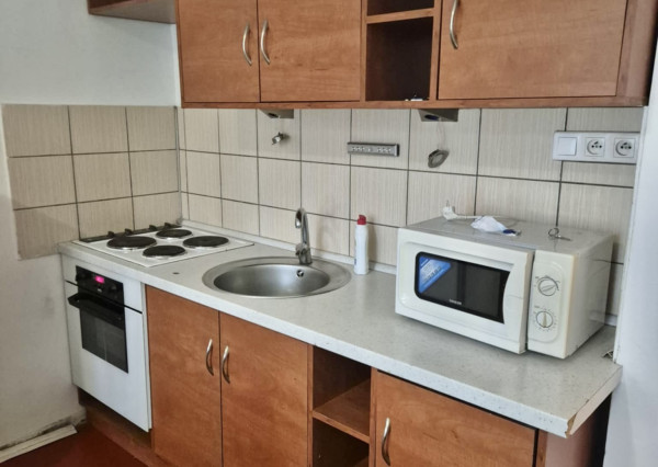 Reality KOMPLEX s.r.o., Vám ponúka na PREDAJ atraktívnu garzónku s balkónom v mimoriadne vyhľadávanej lokalite Mesta Komárno.