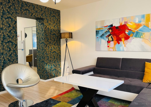 Reality KOMPLEX s.r.o., Vám ponúka kompletne zrekonštruovaný luxusný, kompletne zariadený 2-izbový byt s garážou v centre mesta Komárna !!!