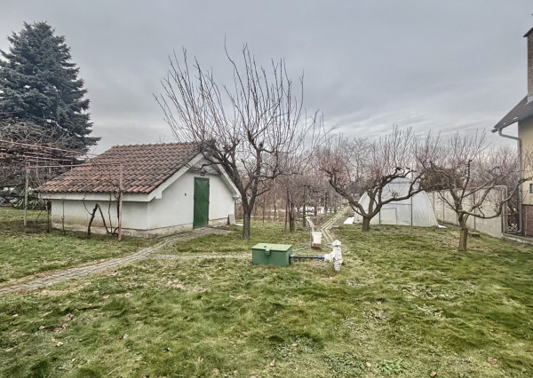 Reality KOMPLEX s.r.o.,Vám ponúka na PREDAJ prekrásnu  záhradu v jednej z najobľúbenejších lokalít Komárna - na Alžbetinom Ostrove!