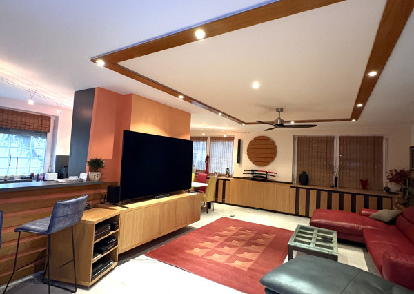 Reality KOMPLEX s.r.o., ponúka na PREDAJ luxusný nadštandardný 4 izbový rodinný dom s bazénom, krytou terasou v tichej časti Komárna !!!