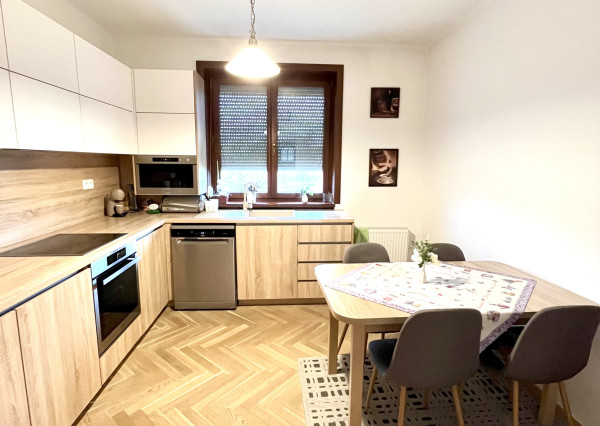 Reality KOMPLEX s.r.o., Vám ponúka na predaj 3-izbový dom s modernizáciou a samostatným salónom v obci Okoč