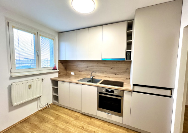 Reality KOMPLEX s.r.o. Vám ponúka na PREDAJ zrekonštruovaný 3 izbový byt v Dunajskej Strede